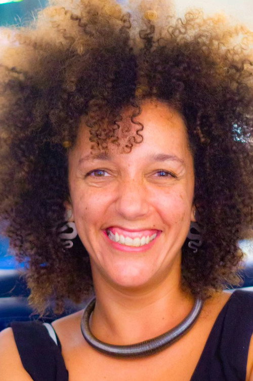 Carla Ferraz as Duda (Train Surfer Dealer)