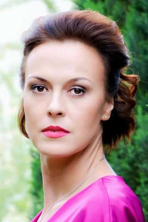 Iryna Novak as Zhinka