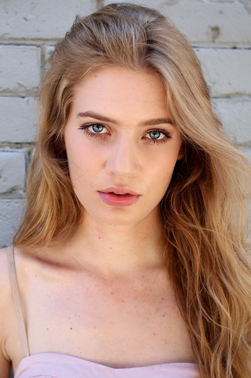 Clara Pasieka as Chloe
