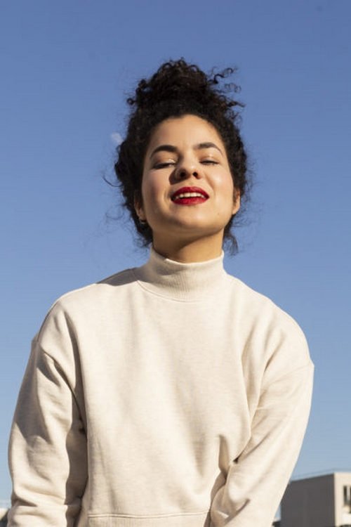 Mélodie Lauret as Singer with red cap