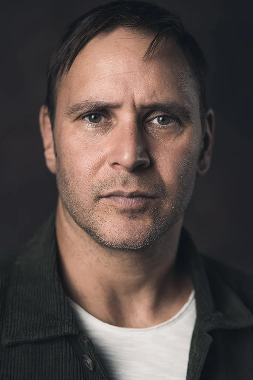 Atef Vogel as Carl (jung)