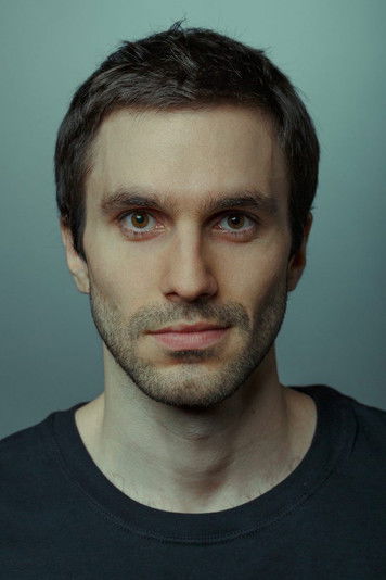 Lucas Drummond as Leo