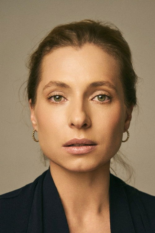 Trix Vivier as Vicky Ferreira