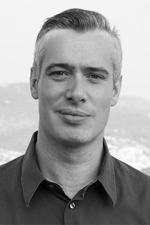 Daniel Padró as Camarero