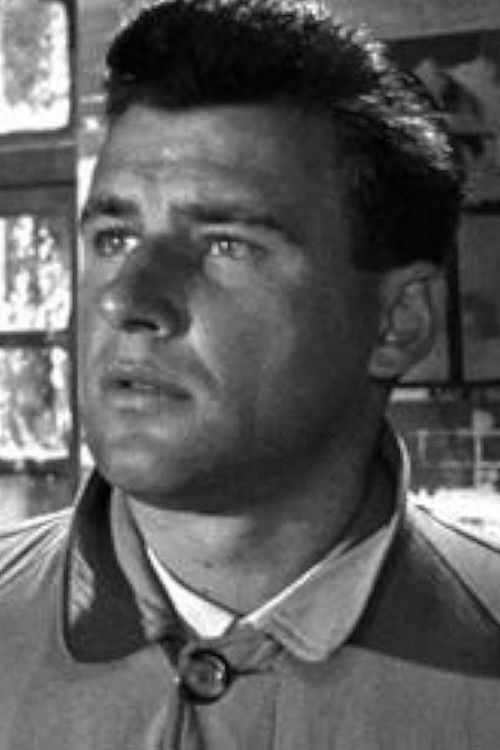 Ferdinand Anton as Nicolás, un funcionario