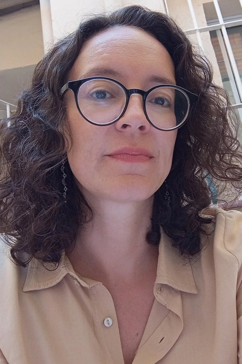 Daniela Martins as Policial