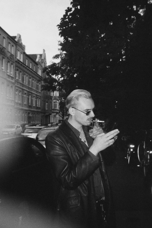 Jonas Helmerichs as Jonas