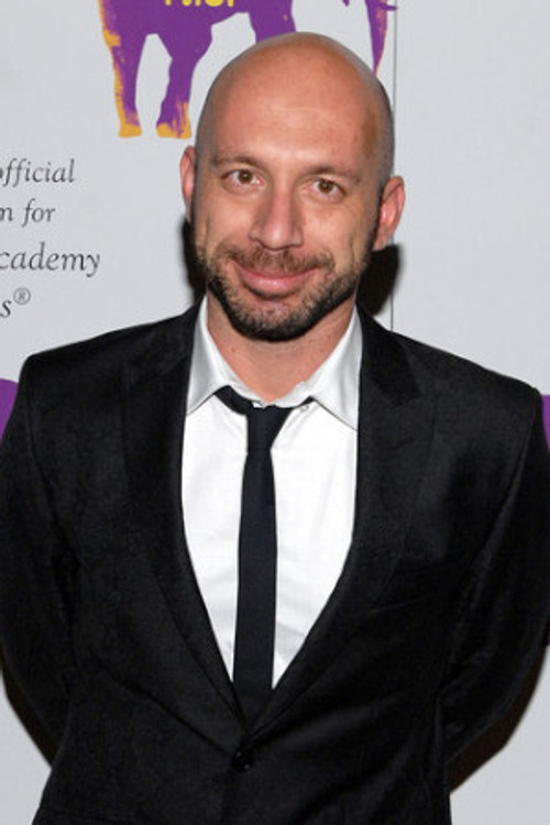 Miguel Gonçalves Mendes as Luciano