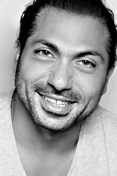 Mohamed Hamdy as أيمن