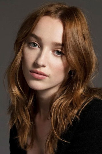Phoebe Dynevor as Phoebe Rundle