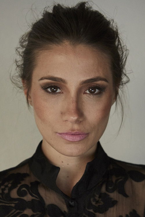 Nataly Cabanas as Julia