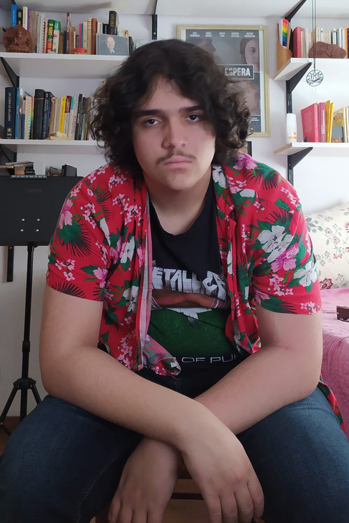 Mario Vergara as Mesero Bar