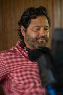 Raúl García as Javier