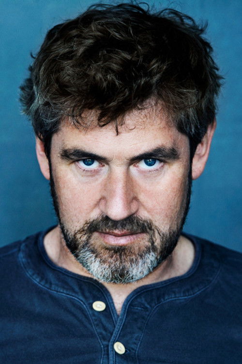 Stephan Szasz as Leonard Morris