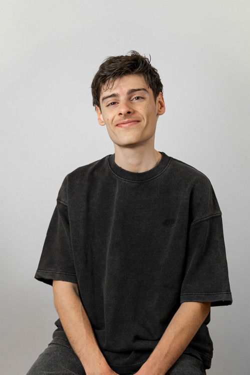 Diego del Río as Yuri