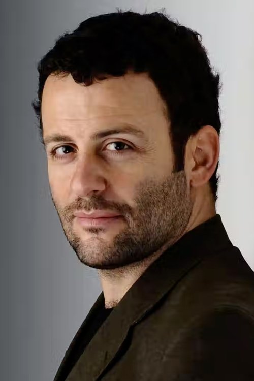 Erdil Yaşaroğlu as Professor Günhan