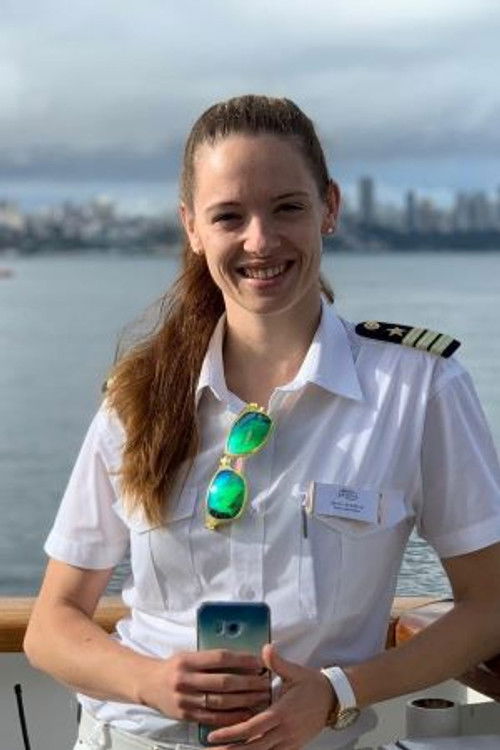 Diana Kurfeld as Erste Offizierin Diana Kurfeld