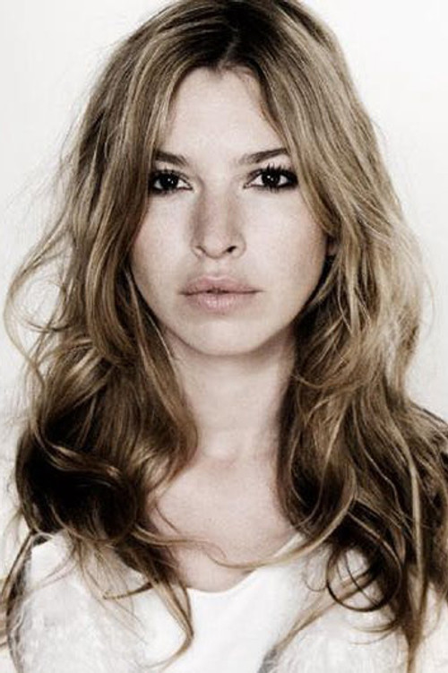 Tara Elders as Maggie