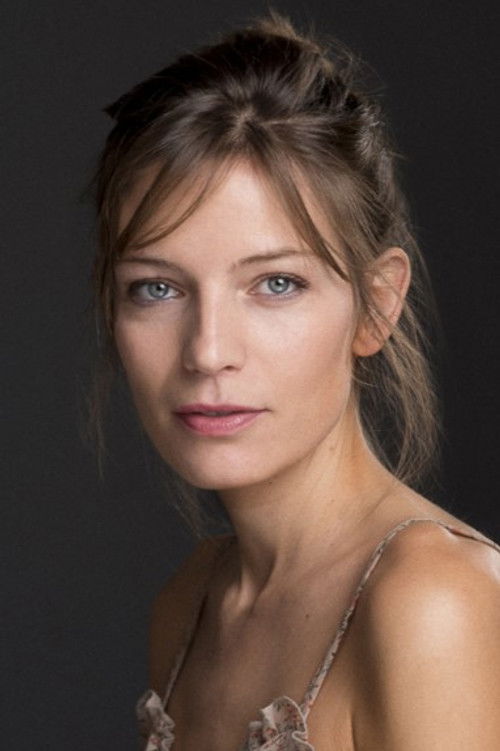 Susana Gil as Isabel