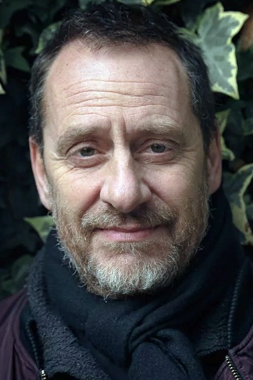 Riton Liebman as Le prêtre