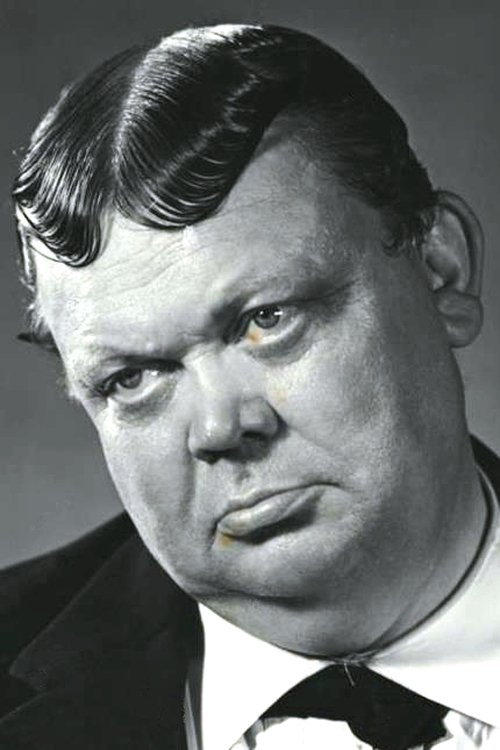 Sigurd Wantzin as Gaardejer Søren Østergaard