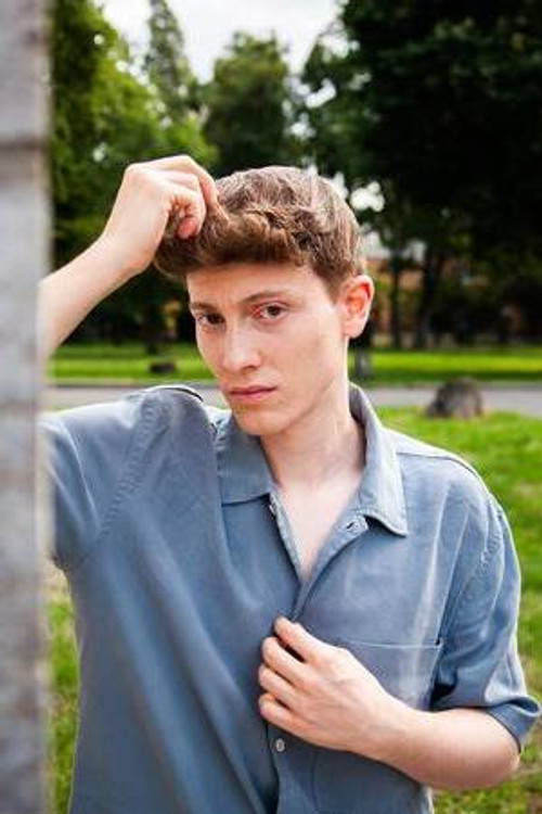 Julian Mannebach as Theo