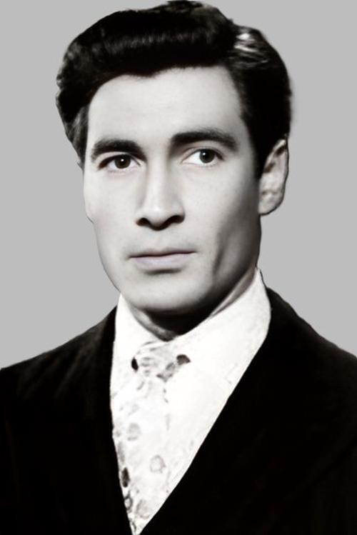 Luis Dávila as Slade