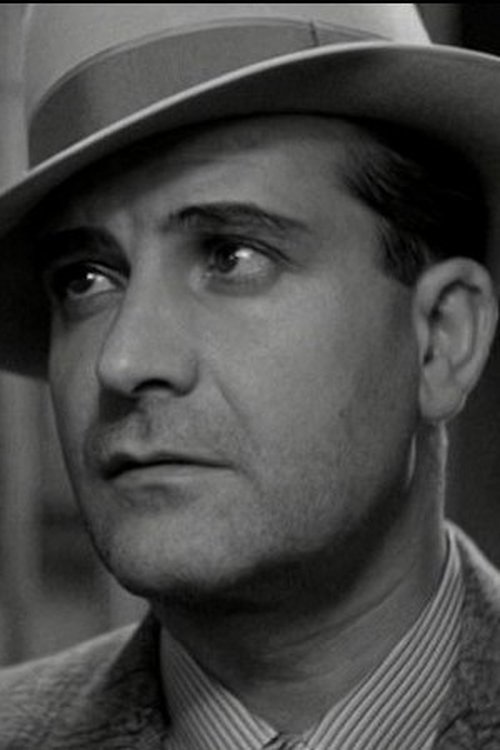 Antonin Berval as Bob, impresario