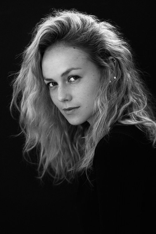 Dovilė Kundrotaitė as Laura