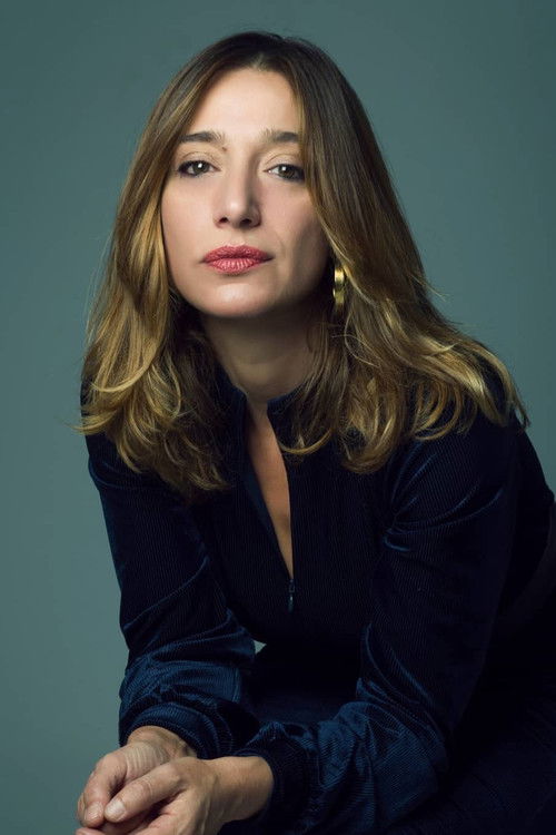 Natalia Díaz as Lorena (Camping)