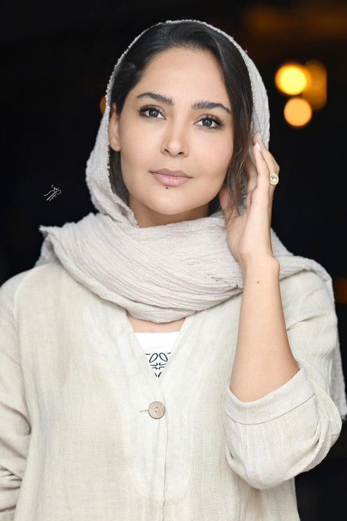 Setayesh RajaeiNia as Saya