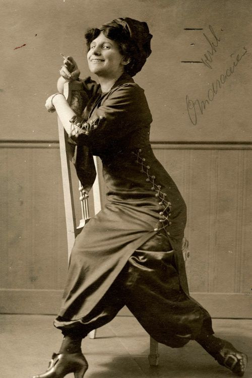 Sophie de Vries-de Boer as Vrouw van Reder Bos