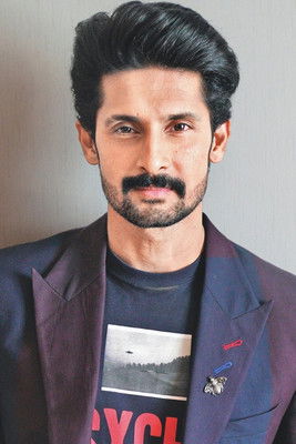 Ravi Dubey as Tej Prakash Chatuvedi