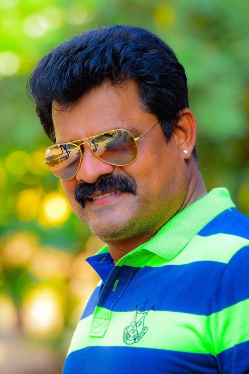 Bose Venkat as Paari's father