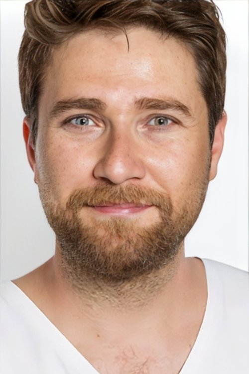 Ferdi Alver as Şef Aşçı