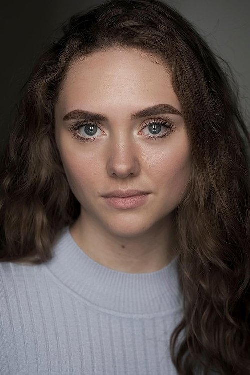 Lizzie Lomas as Evelyn