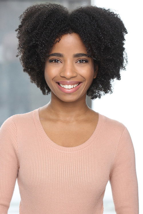 Laura Guzman Luiz as Fiona