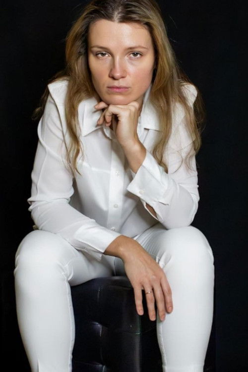 Helen Laurens as Nikki