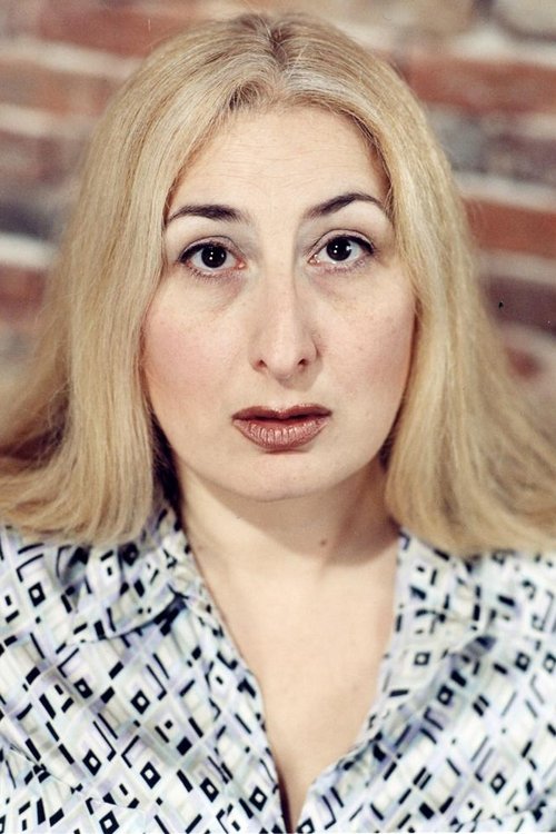 Sabine Bail as Chloé