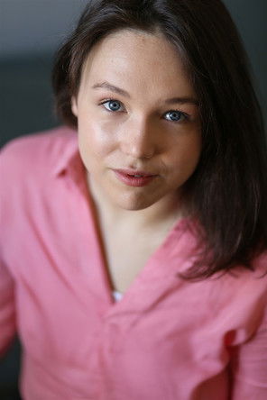 Marion Delage as Julie