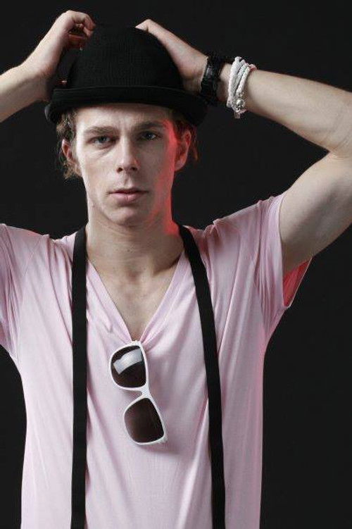 Lari Giorgescu as Andrei