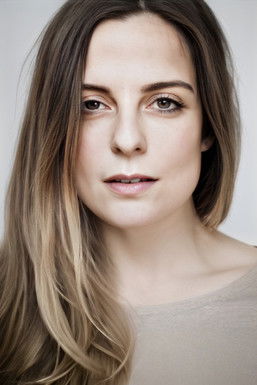 Lesli Karavil as Teknoloji Uzmanı Bengü Tömer