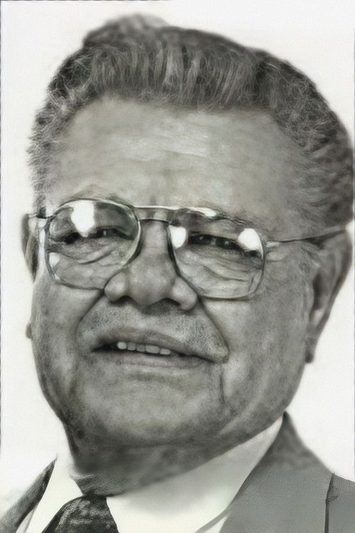 Raúl 'Chato' Padilla as Policía