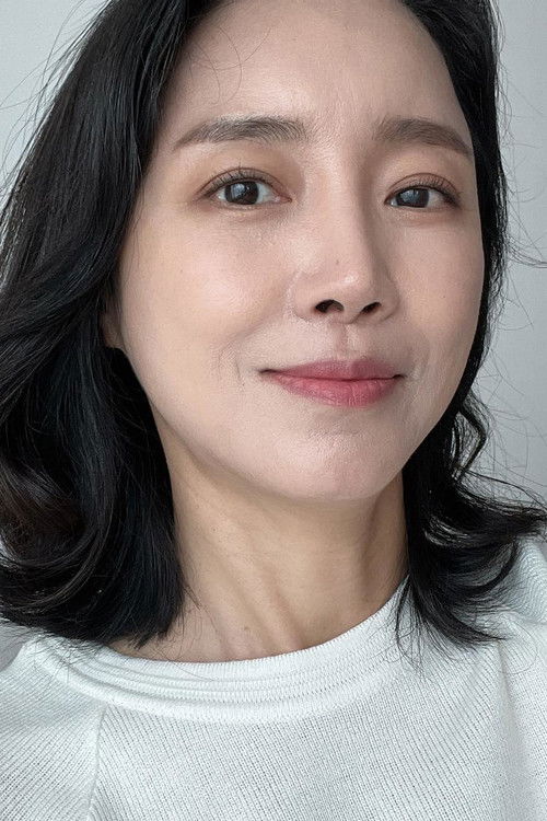 Hwa Sung as Na Yi-soo's Mother