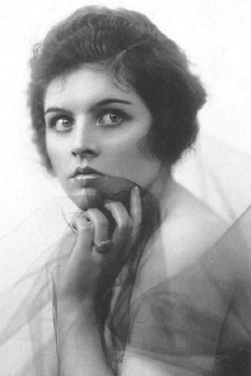 Elaine Hammerstein as Mavis Cole