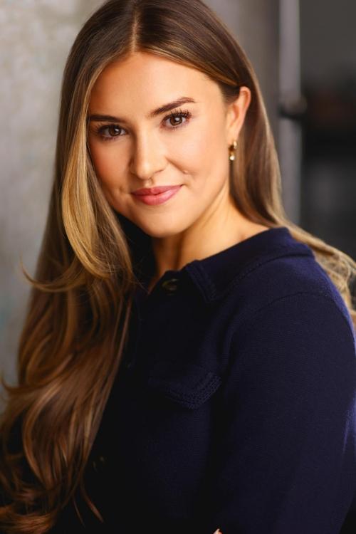 Suzanne Pereira as Sandy