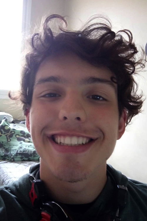 Yan Costa Carneosso as Caçador de Atrações