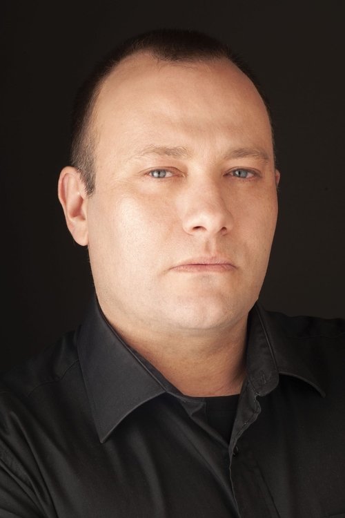 Hugo Mestre Amaro as Gerente Salvador