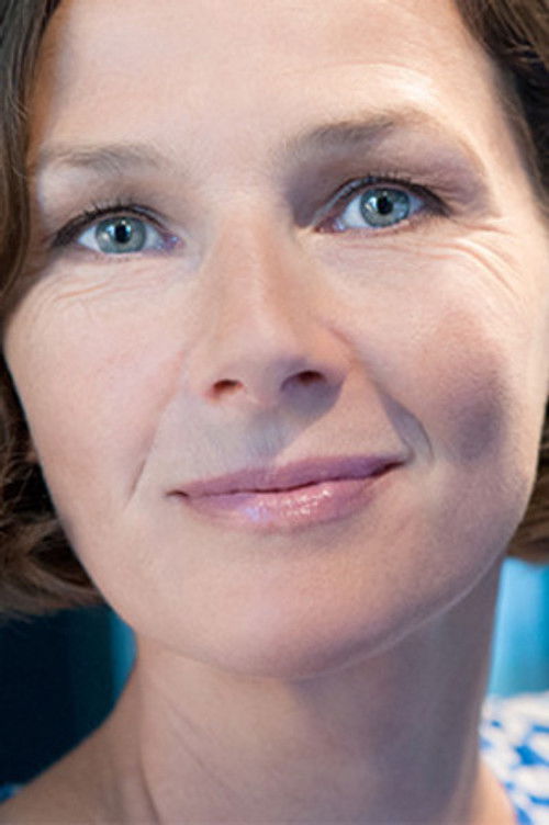 Beate Rysopp as Narrator (voice)