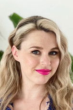 Lisa Loeb as Self - Teamcaptain